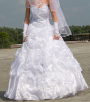 Продам  шикарное свадебное платье 42 - 46 размера,  один раз б/у