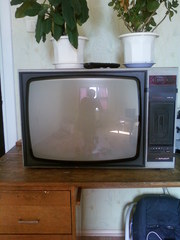 Телевизор горизонт старого образца цветной с пультом для дачи