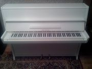 Белое двухпедальноле фортепиано Petrof.Состояние близкое к новому.