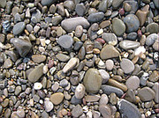 Морская и речная галька в мешках,  разные цвета и размеры камня.
