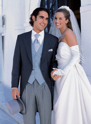 невесте-свадебное платье, жениху смокинг, костюм