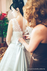 Шикарное белоснежнобелое кружевное свадебное платье со шлейфом