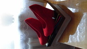 красные замшевые туфли