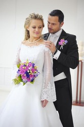 свадебные наряды-платья невесты и костюмы, фраки жениха