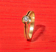 кольцо золотое с бриллиантом