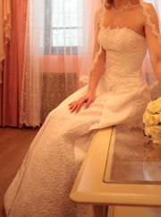 Изящное белое платье с кружевами Паутинка