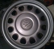 Стальные оригинальные диски Volkswagen R15 с колпаками.
