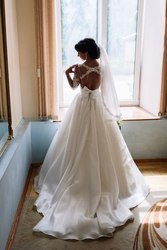 Свадебное платье класса lux Oleandra с открытой спиной и шлейфом
