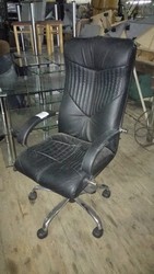 Кресло офисное кожаное черного цвета