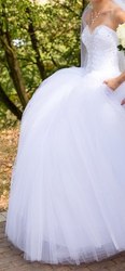 Белоснежное свадебное платье. Низкая цена