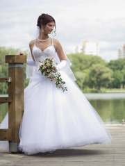 Свадебное платье с длинной фатой и перчатками